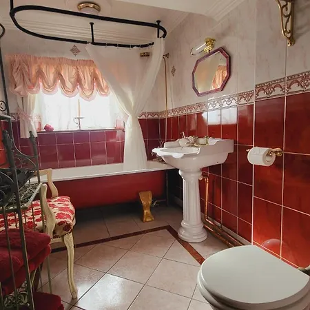 Riverview Georgian House *