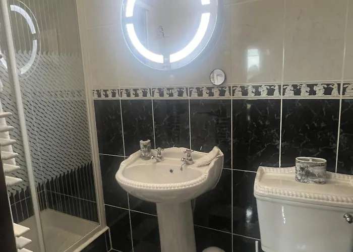 Riverview Georgian House *