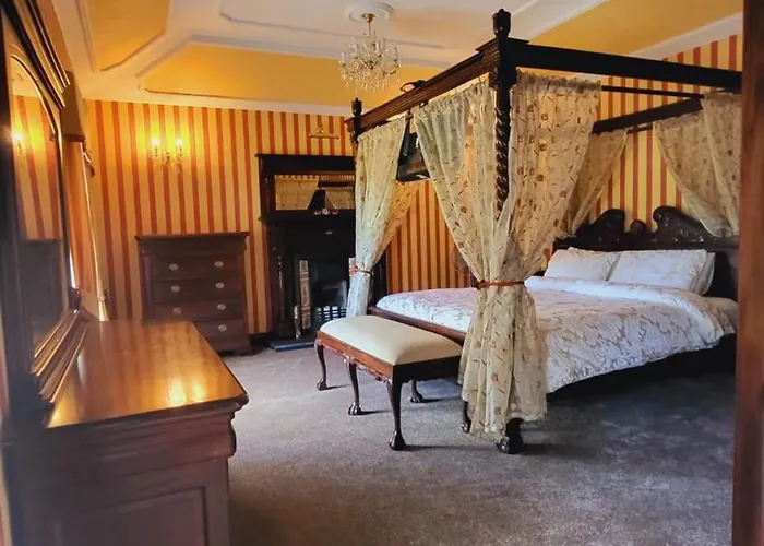 Riverview Georgian House *